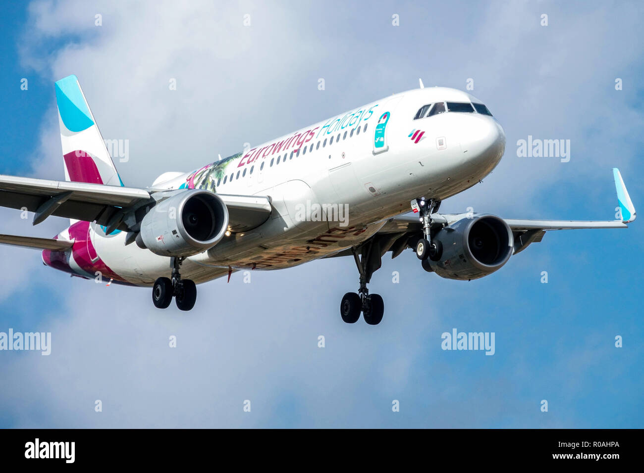 Flugzeug Airbus A320 Eurowings Flugzeug Landung, Chassis der Flugzeuge, auswerfen Stockfoto