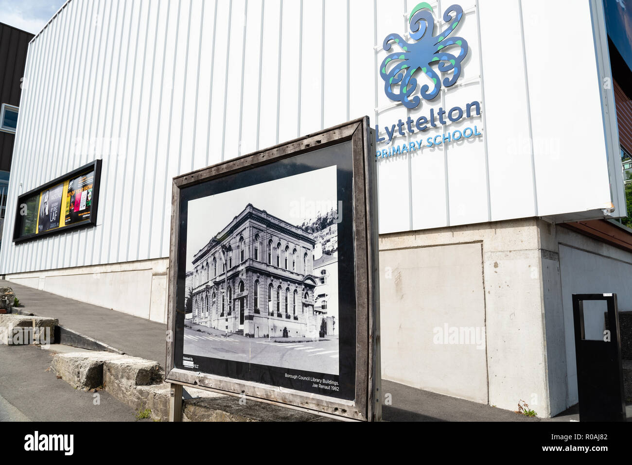 Das Gelände des ehemaligen Lyttelton Bibliothek ist jetzt Teil des Lyttelton Grundschule. Neuseeland. Stockfoto