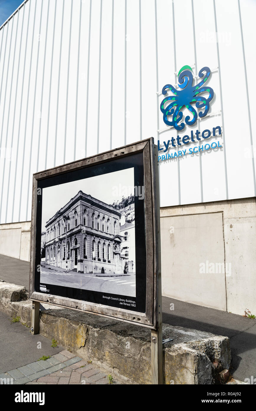 Das Gelände des ehemaligen Lyttelton Bibliothek ist jetzt Teil des Lyttelton Grundschule. Neuseeland. Stockfoto