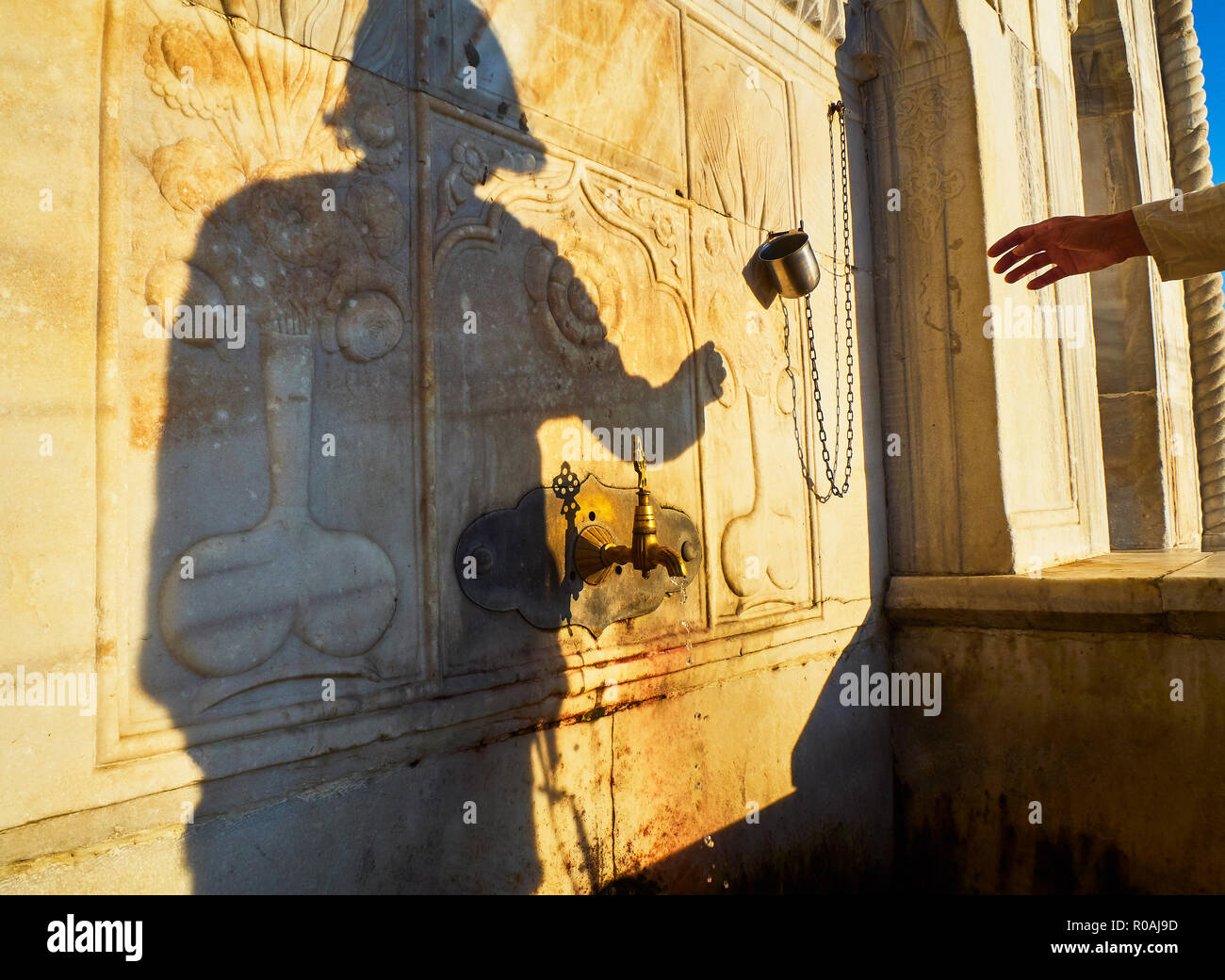 Bürger im mihrimah Sultan Brunnen. Uskudar Bezirk, Istanbul, Türkei. Stockfoto