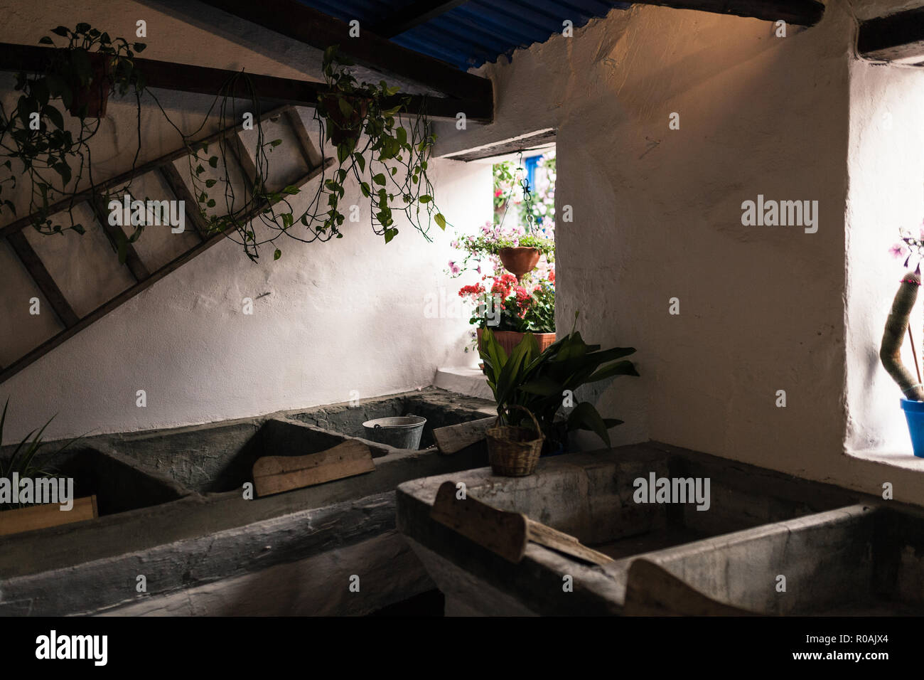 Alte Waschküche in Cordoba, Spanien mit hölzernen Waschbretter Stockfoto
