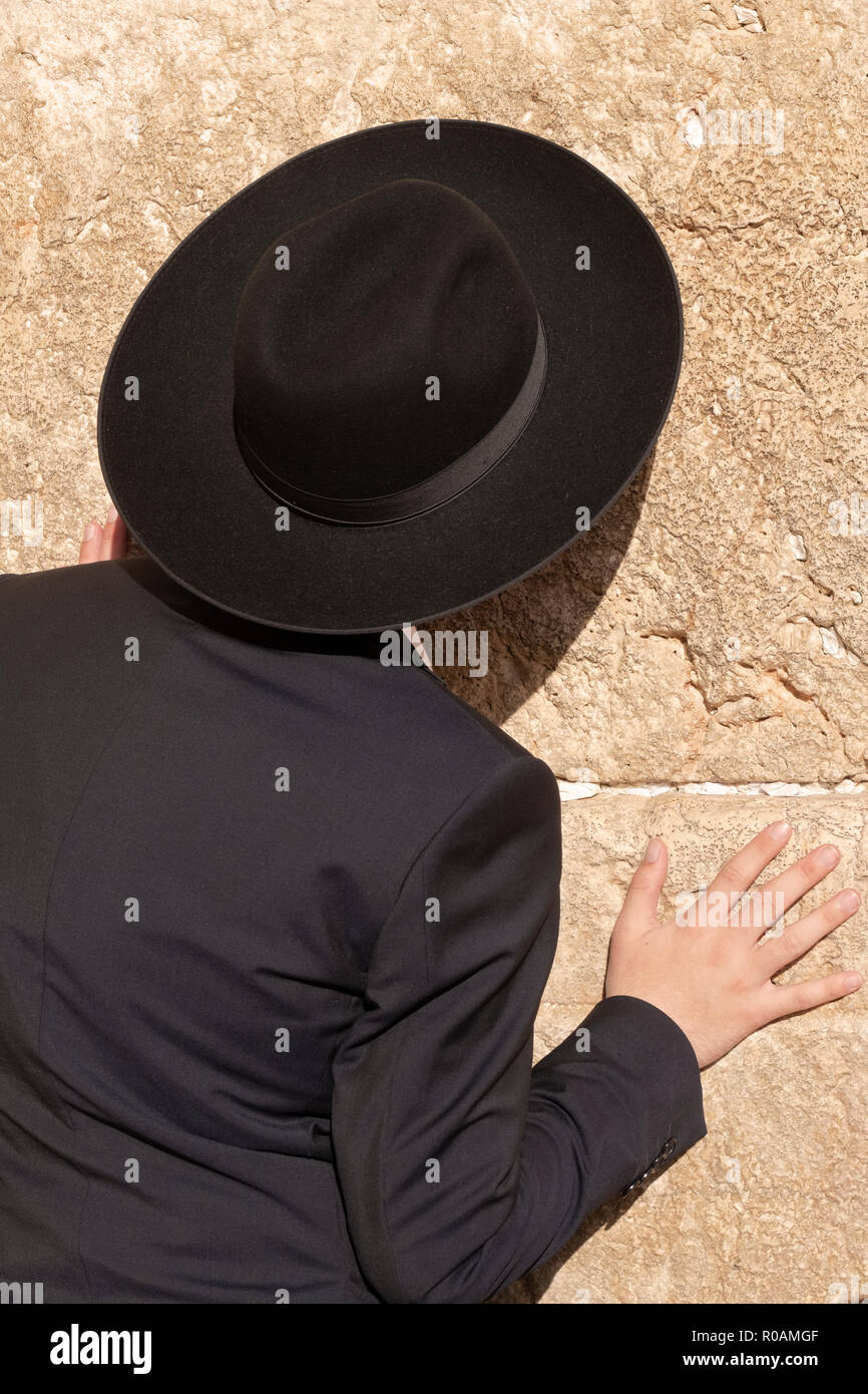 Einer orthodoxen jüdischen Mann in einem schwarzen Hut beten und tief in Gedanken an der westlichen Mauer in der Alten Stadt, Jerusalem, Israel. Stockfoto