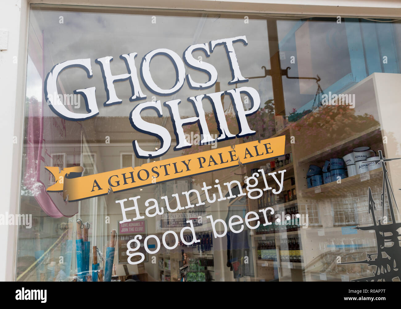 Fenster Werbung für Ghost Ship Pale Ale Bier aus Adnams Brewery, Suffolk, England, Großbritannien Stockfoto