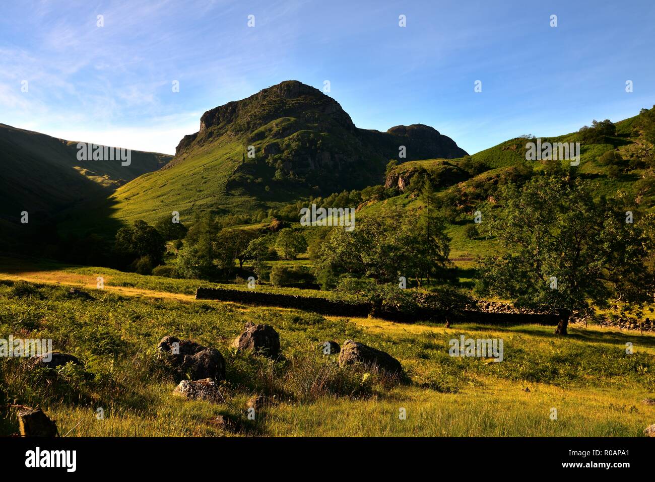 Eagle Crag und Sergeant's Crag von greenup Gill Stockfoto