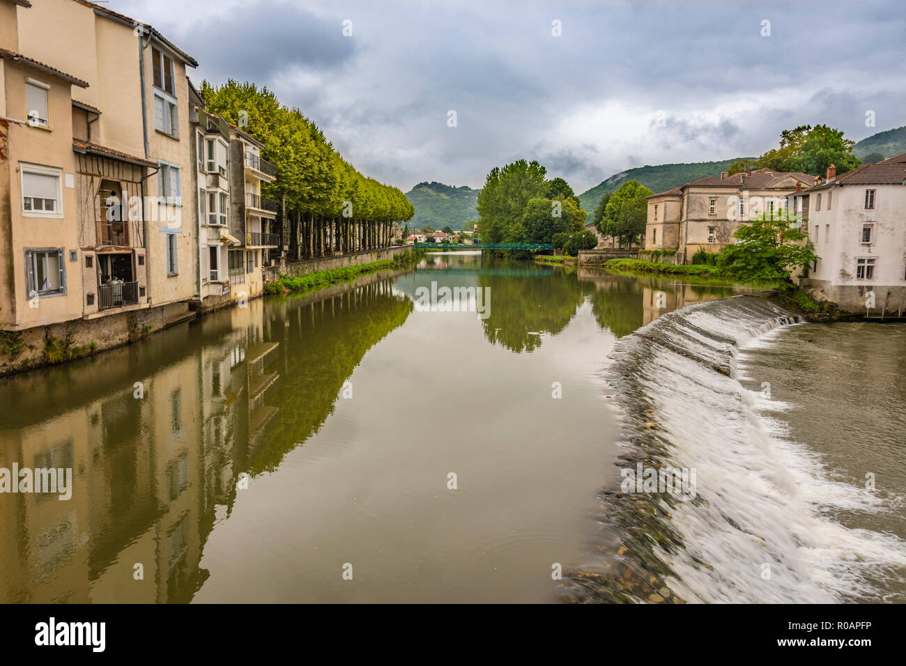 Reflexionen und Damm auf der Salat River im alten Dorf von Saint Girons. Ariege Frankreich Stockfoto