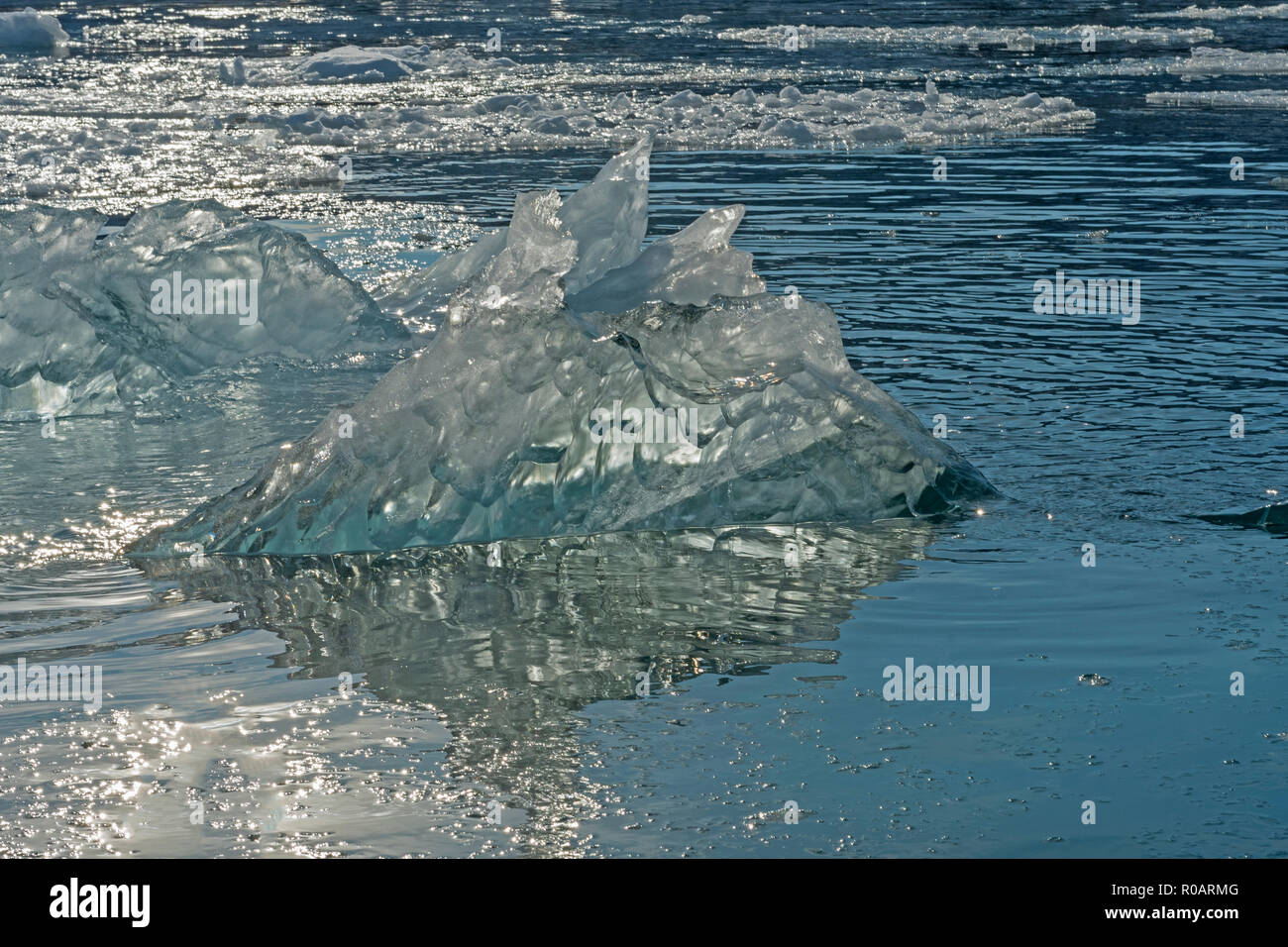 Licht scheint durch einen Eisberg in der Nähe der Gletscher im Westen Grönlands ausstatten Stockfoto