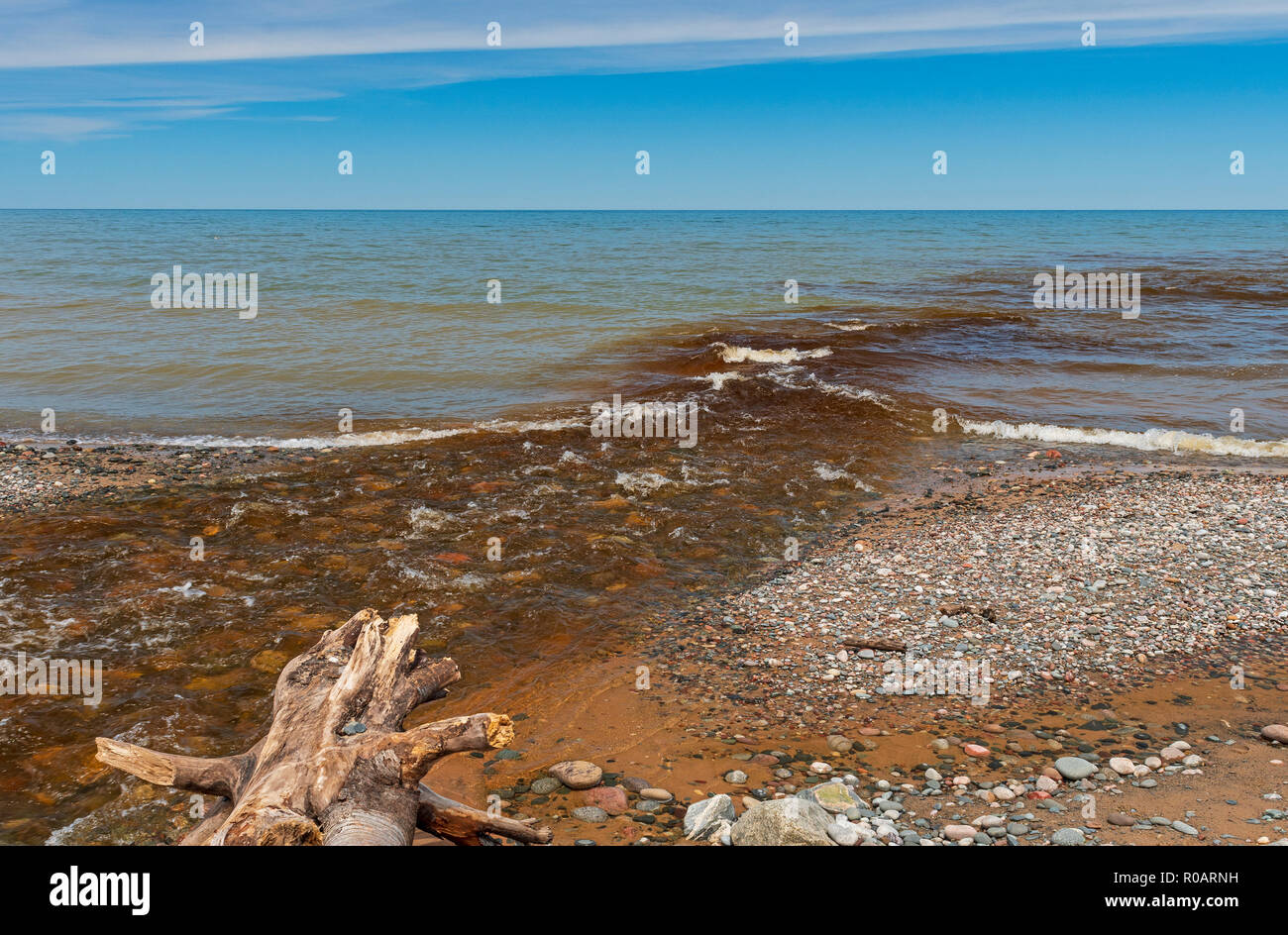 Tannin gefüllt Strom Wasser mischen mit dem blauen Wasser des Lake Superior in dargestellten Felsen National Lakeshore in Michigan Stockfoto