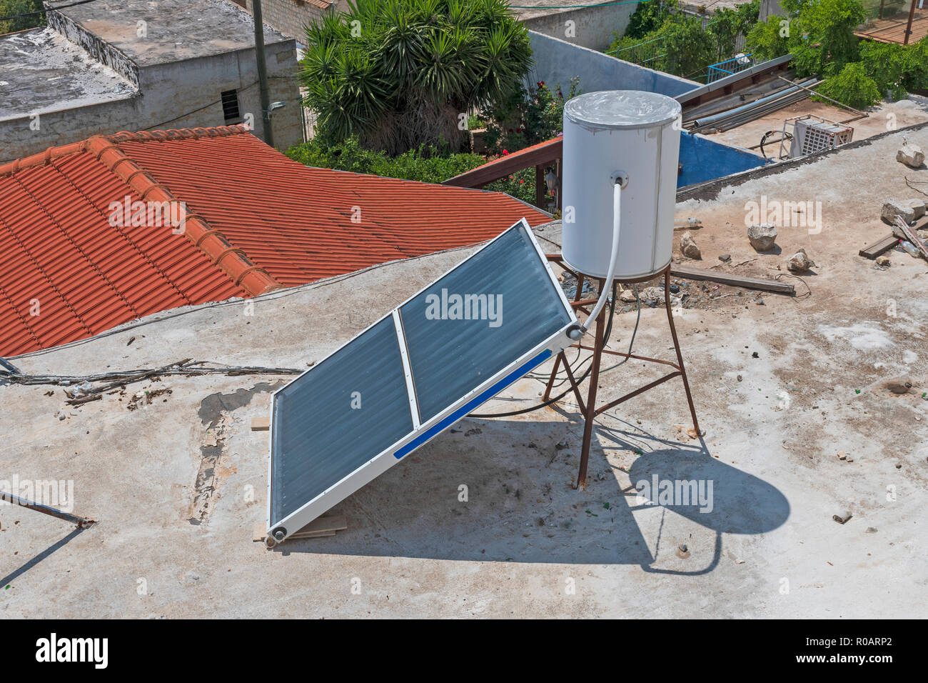 Solar Water Heating Unit auf einem Dach in Israel. Stockfoto