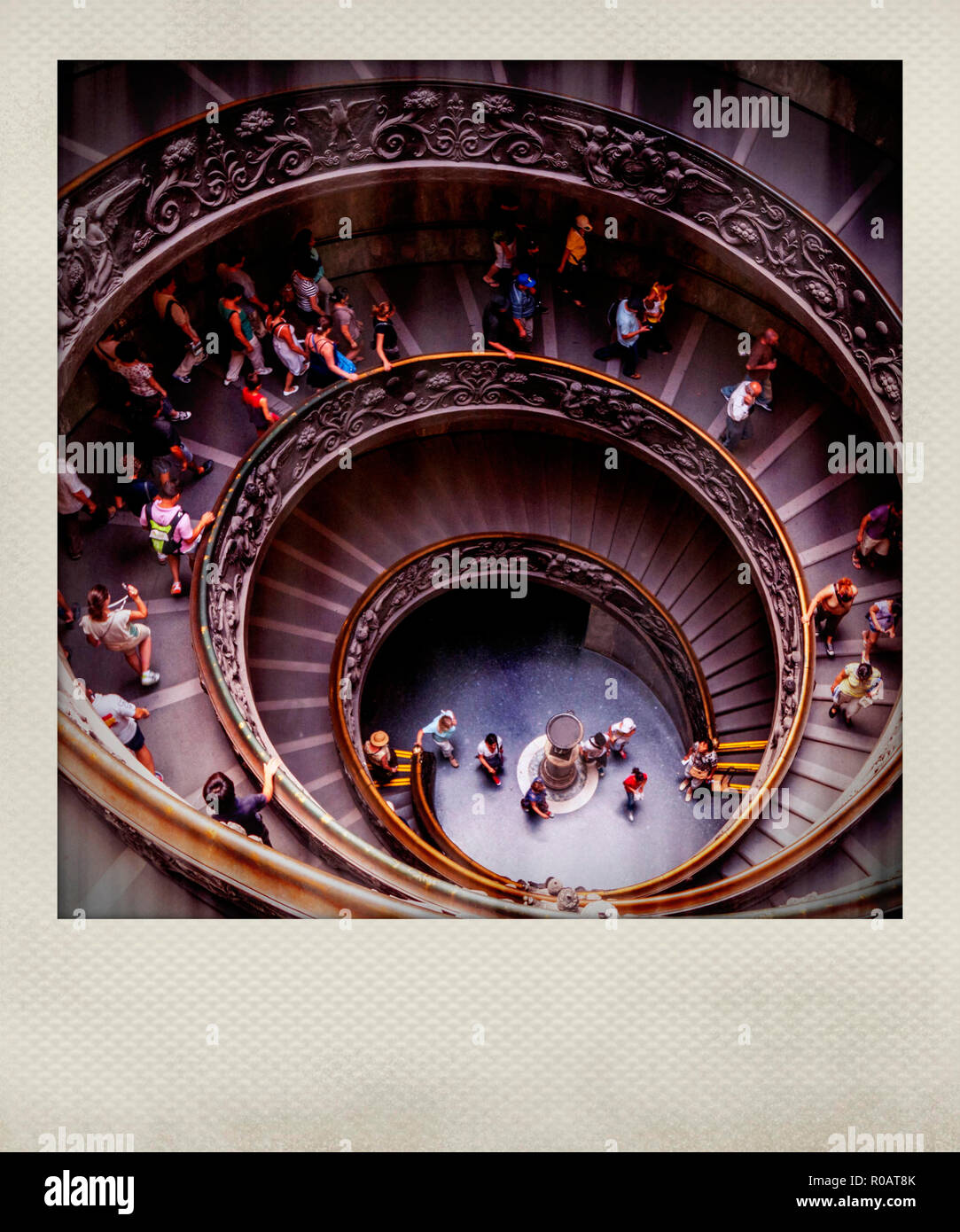 Hohe Betrachtungswinkel von Touristen auf der Wendeltreppe im Vatikan Stockfoto