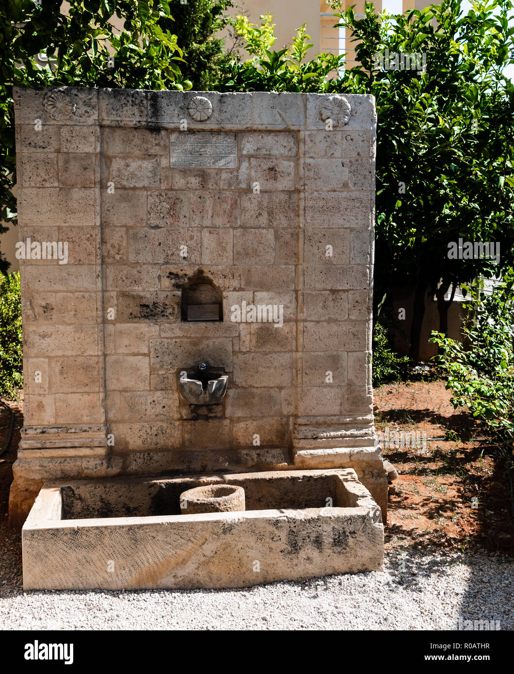 Einfachen venezianischen Brunnen, unterirdische Zisterne und Teil eines  venezianischen Brunnen und Mund wurden auf dem Hof des Archaeologica  ausgegraben Stockfotografie - Alamy