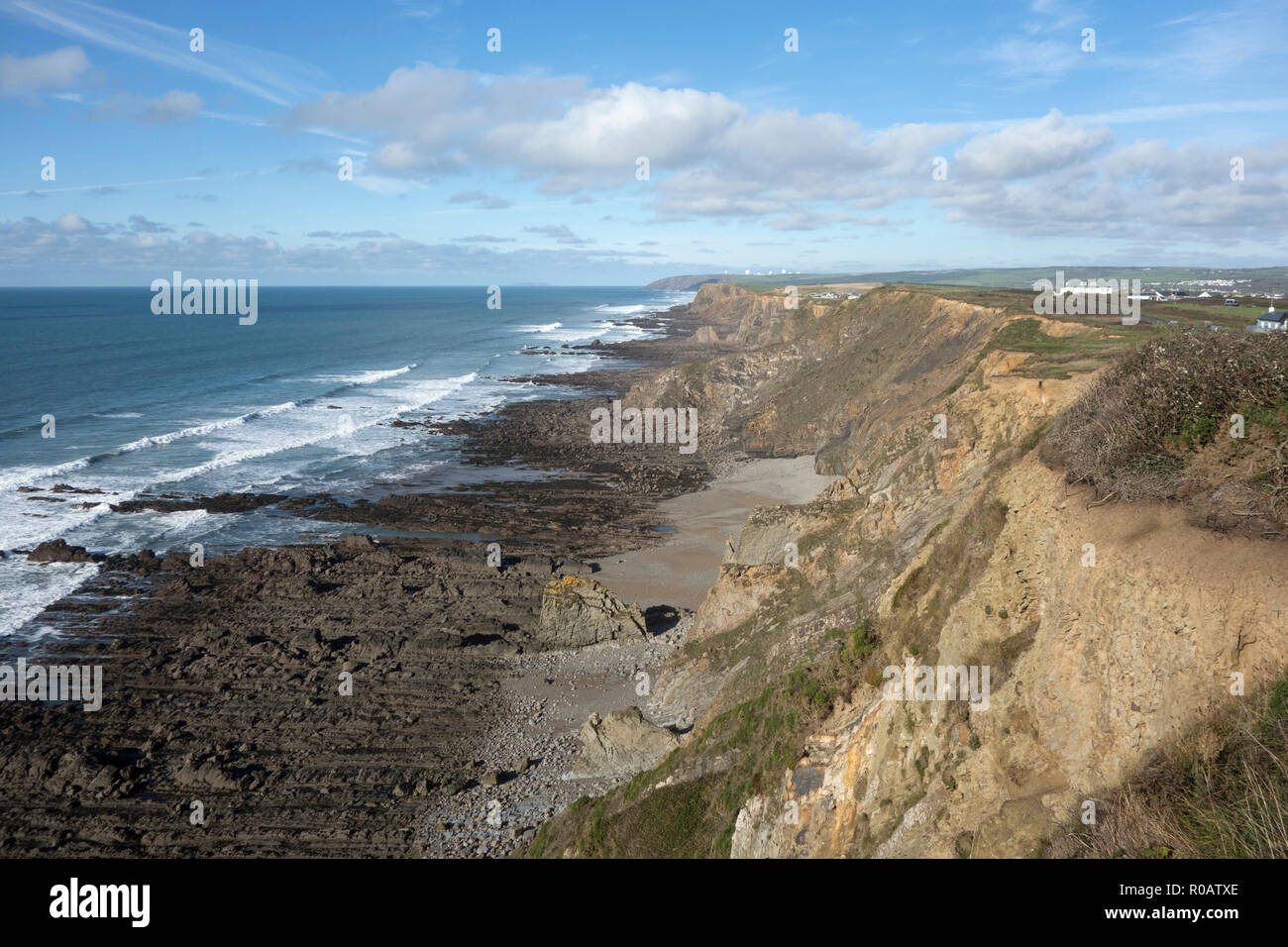 Die schroffen und felsigen Küste in der Nähe von Bude in Cornwall, Großbritannien Stockfoto