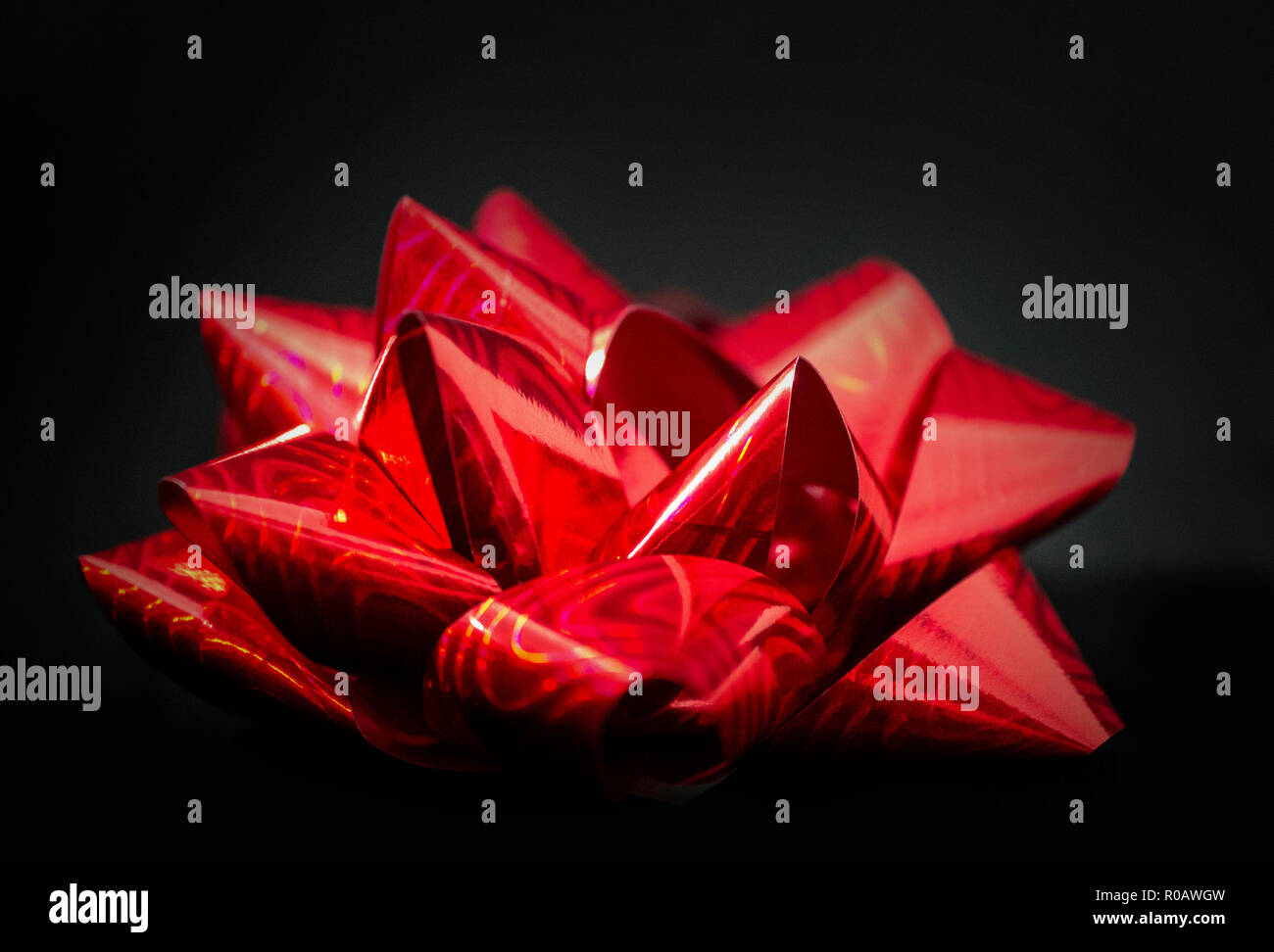 Ein (1) Weihnachten Satinschleife Ribbon - Satin Rot in der Farbe Schwarz Hintergrund. Zimmer für Kopieren. Stockfoto