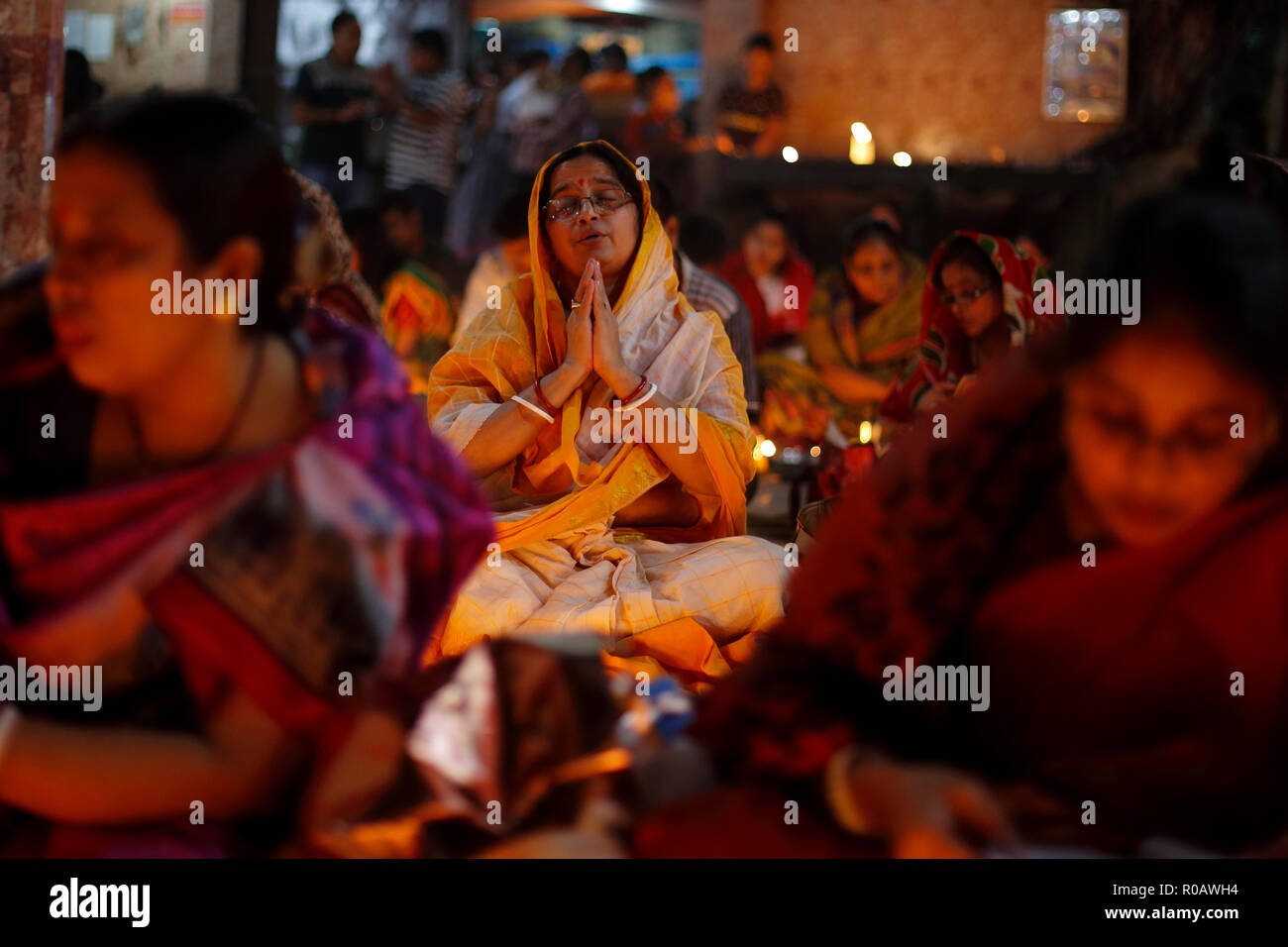 Ein Devotee, betet der Swamibag Loknath Ashram in Dhaka anlässlich des Rakher Upabas. In den letzten 15 Tagen des bengalischen Monat Kartik jedes y Stockfoto