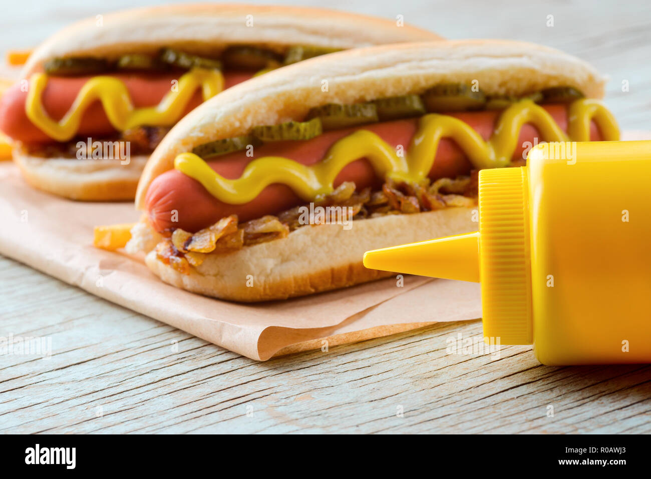 Hot Dogs und Senf Flasche Stockfoto