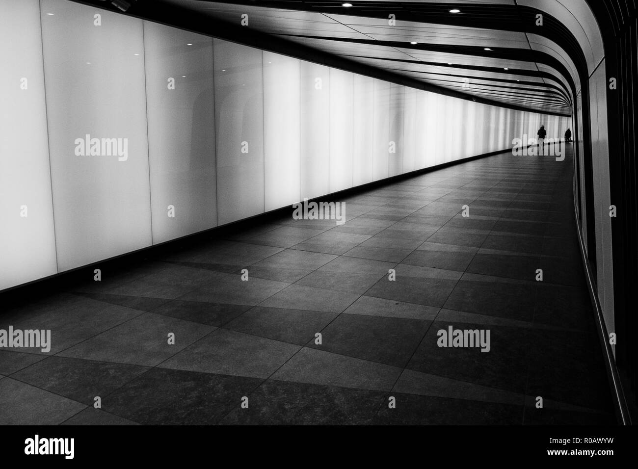 Futuristisch anmutende Fußgängertunnel mit integriertem Licht eine LED Wand in der Kornkammer Square Ausgang von Kings Cross, London Stockfoto