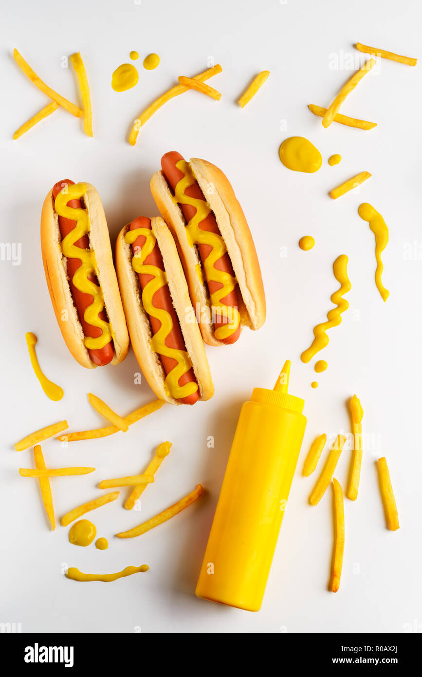 Senf Flasche und Hot Dogs. Stockfoto