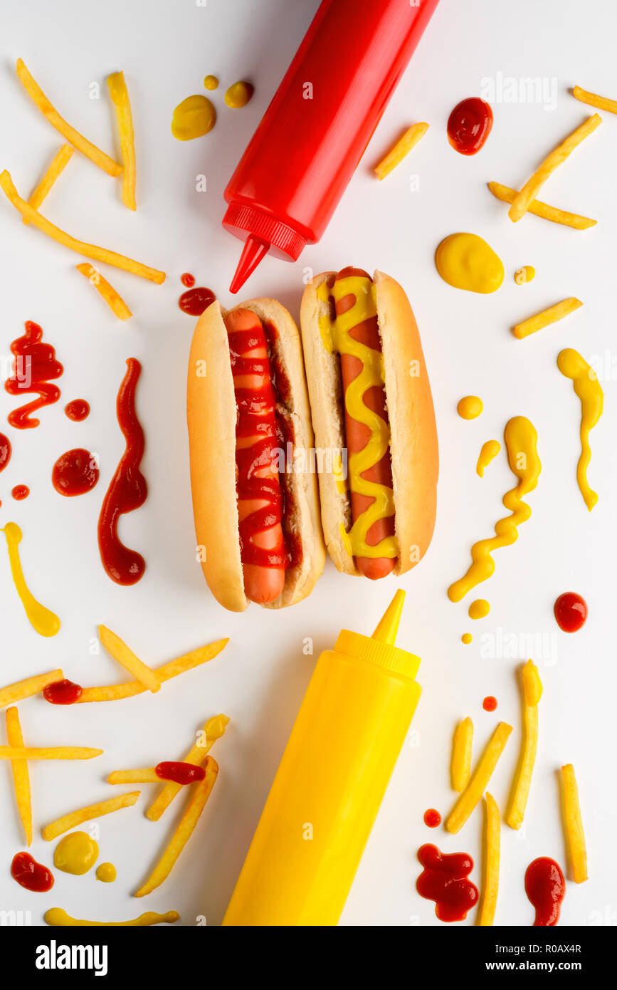 Hot Dogs, Kartoffeln und Senf. Stockfoto