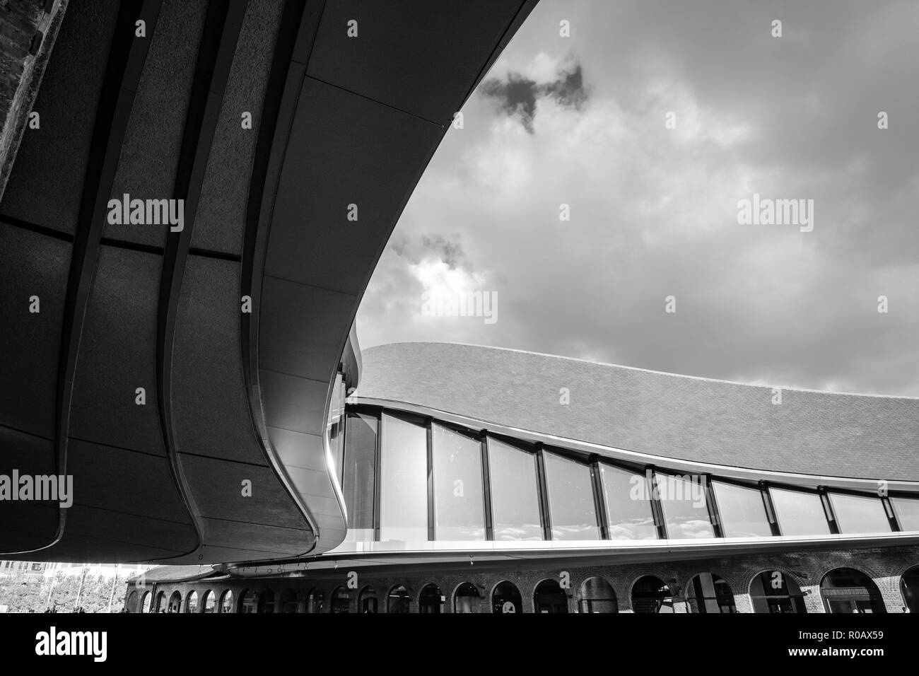 Kohle tropfen Yard, London, N1C, ehemaliger Bahnhof Gebäude, neu generiert eine neue Shopping Viertel. Stockfoto