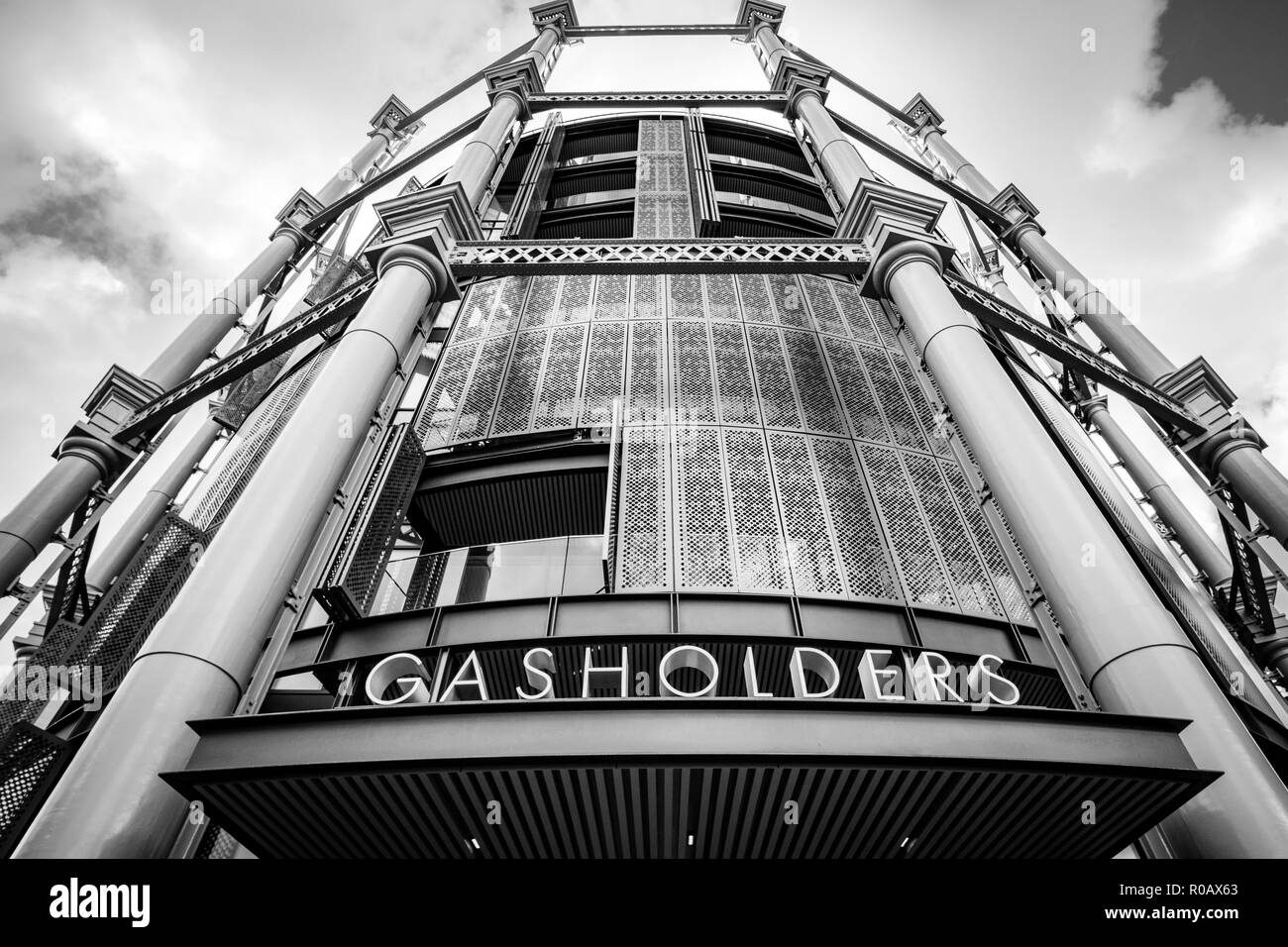 Gasspeicher Park mit dem Gasholders Apartments in Kings Cross, London England United. Stockfoto