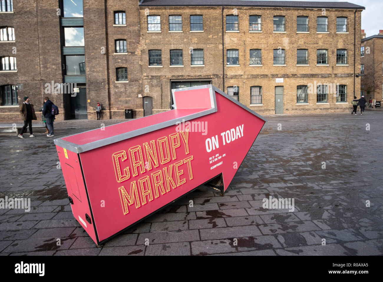 Pfeil, der auf Vordach Markt in Getreidespeicher Square, London, UK. Stockfoto