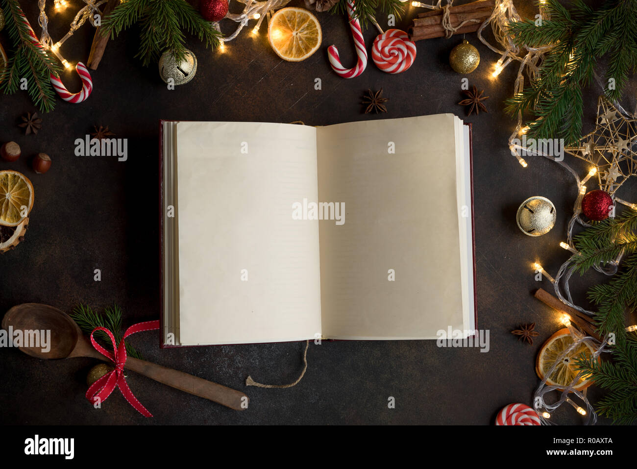 Leere Kochbuch für Weihnachten Rezepte auf dunklen Tisch. Kochbuch mit festliche Weihnachten Dekor und Gewürzen. Stockfoto
