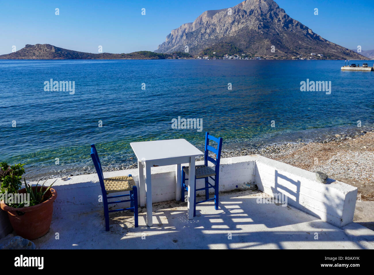 Blaue und weiße Möbel am Meer, am Urlaubsort, Kalymnos, Dodekanes, Griechenland, griechische, Insel, griechische Inseln Stockfoto