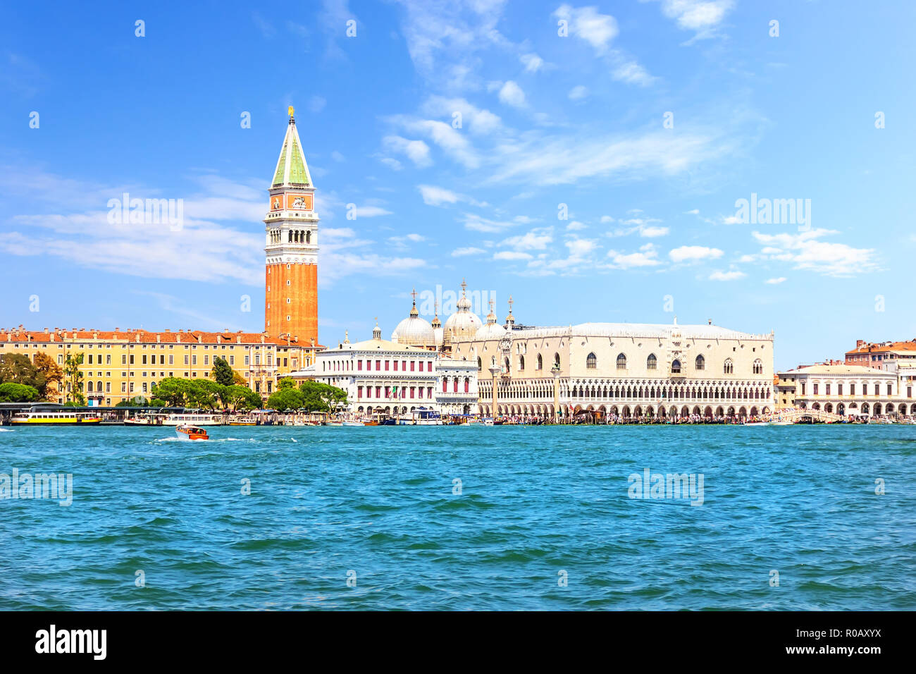 Dogenpalast und Piazza San Marco von der Lagune Stockfoto
