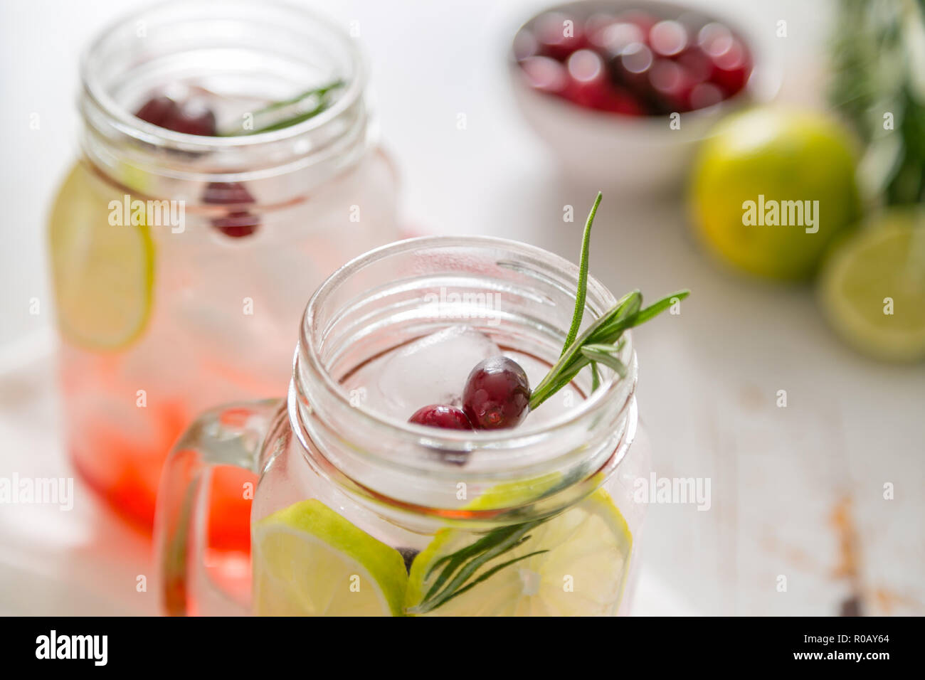 Cranberry Limonade in Glas, Garten backgro Stockfoto
