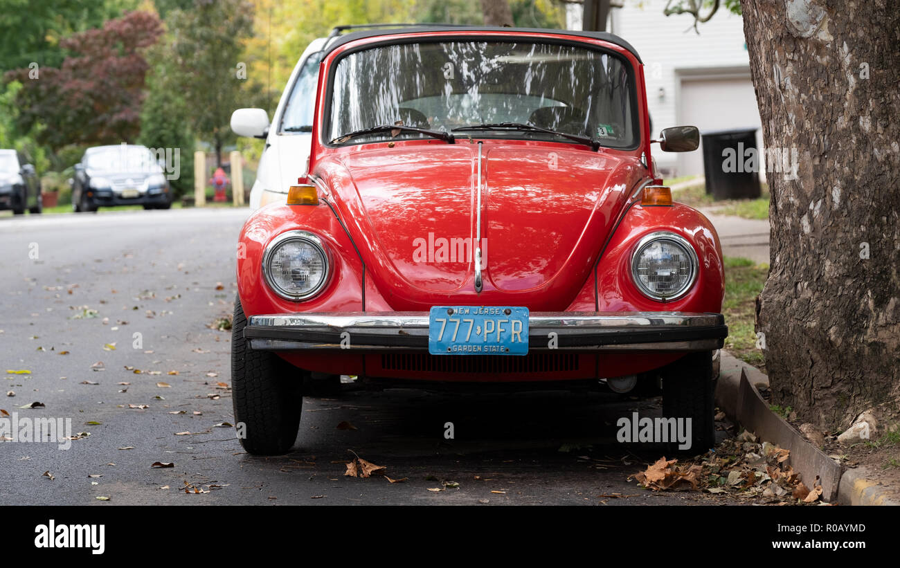 Ein Vintage red Volkswagen Käfer in einer Nebenstraße geparkt. sein ein Auto in sehr gutem Zustand mit amerikanischen Kennzeichen Stockfoto