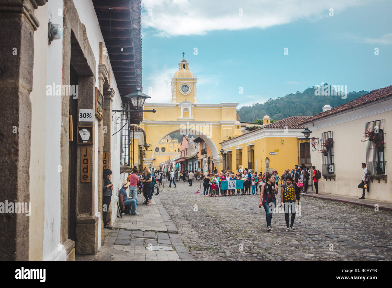 Menschenmengen sammeln Bilder rund um das Wahrzeichen gelbe Bogen von Santa Catalina in Antigua Guatemala zu nehmen Stockfoto
