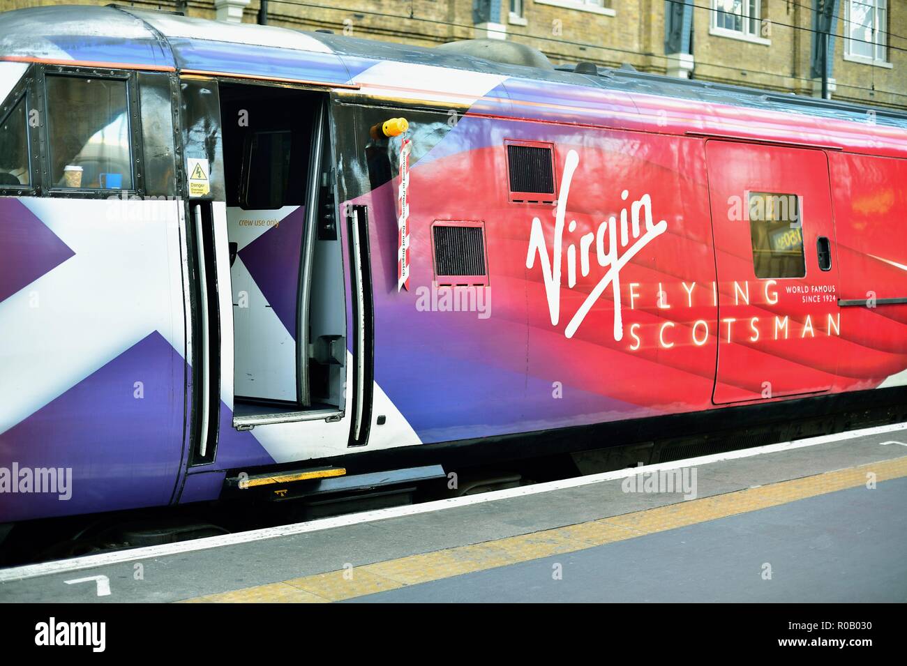 London, England, Vereinigtes Königreich. Virgin Trains Lokomotive, der berühmten Flying Scotsman Bahnhof von Edinburgh zu führen, der nach seiner Ankunft in London. Stockfoto