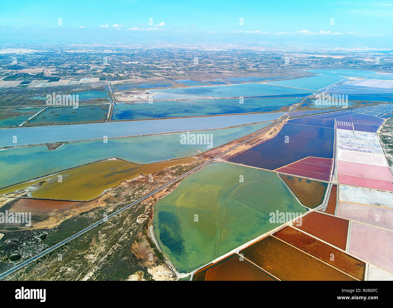 Antenne panorama Birds Eye View Autobahnen und Naturschutzgebiet von Santa Pola Salzseen. Drone foto Salzgewinnung sumpfige Gebiet Blick von oben. Torrevie Stockfoto