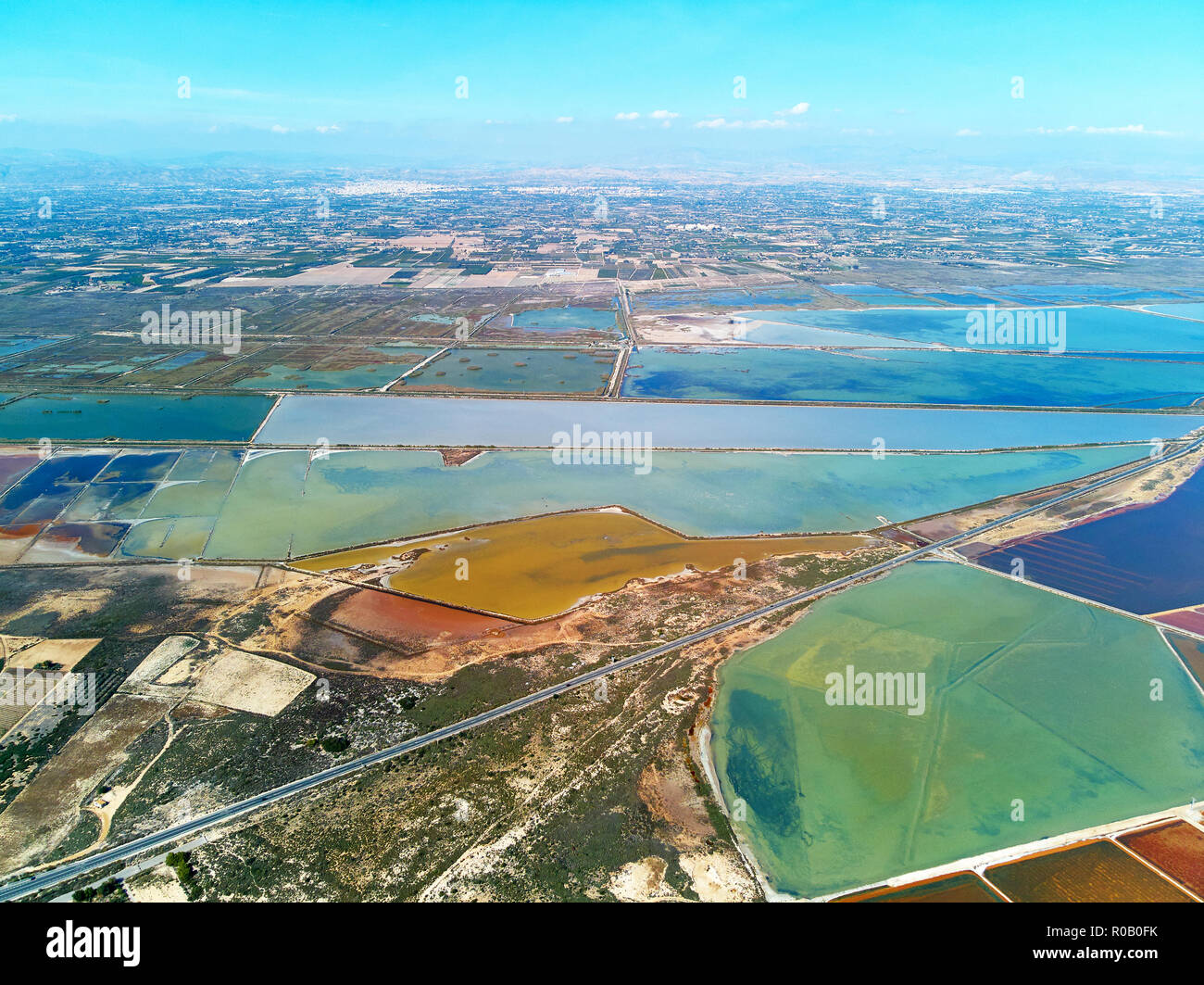 Antenne panorama Birds Eye View Autobahnen und Naturschutzgebiet von Santa Pola Salzseen. Drone foto Salzgewinnung sumpfige Gebiet Blick von oben. Torrevie Stockfoto