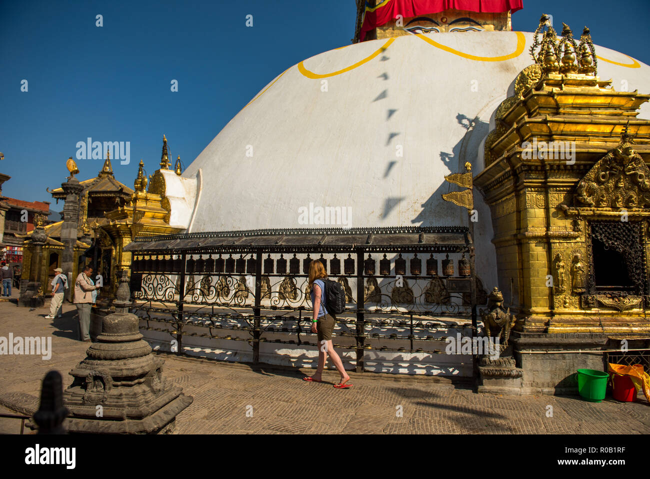 Besucher drehen die Gebetsmühlen in Swayambunath Stupa (Affentempel) Nepal, Kathmandu, Stockfoto