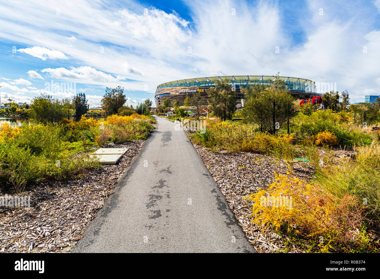 Ein Pfad durch Chevron Parklandschaft in Richtung Optus Stadion führt. Stockfoto