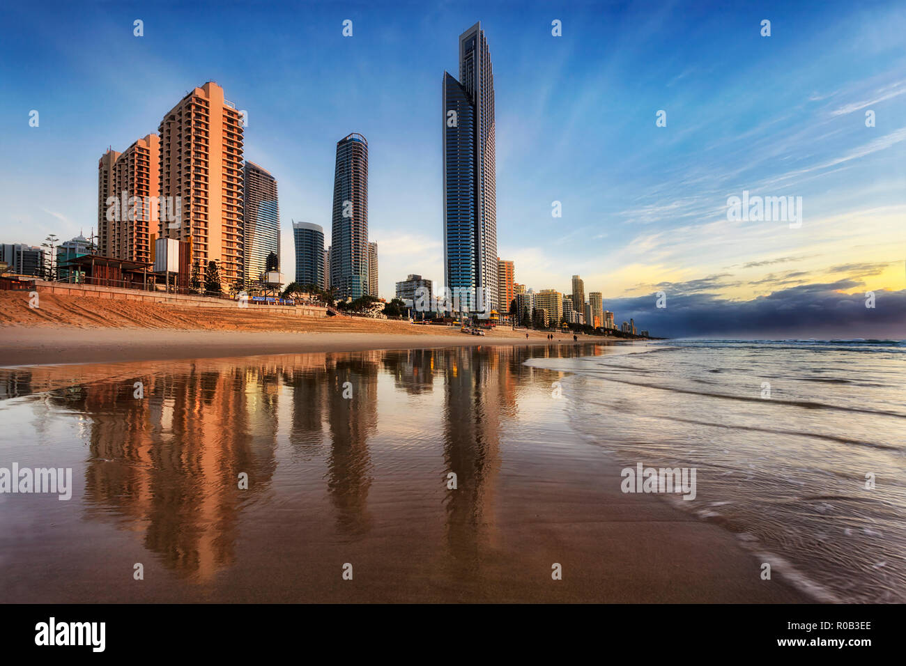 Australien Queensland Surfers Paradise kalte Küste die berühmten Wolkenkratzer wächst aus dem Meer im Strand spiegelt senden nach der Flut Welle bei sunri Stockfoto