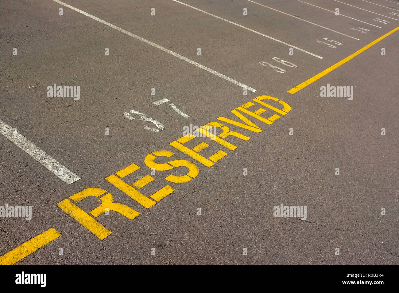Vorbehalten Kennzeichnung für reservierte Parkplätze. Stockfoto