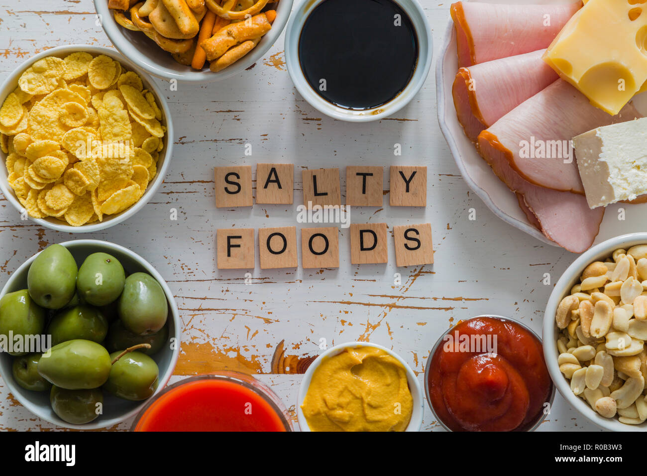 Auswahl von Salz im Salz hoch. Ungesunde Ernährung Wahl, hoher Blutdruck Risiko Stockfoto