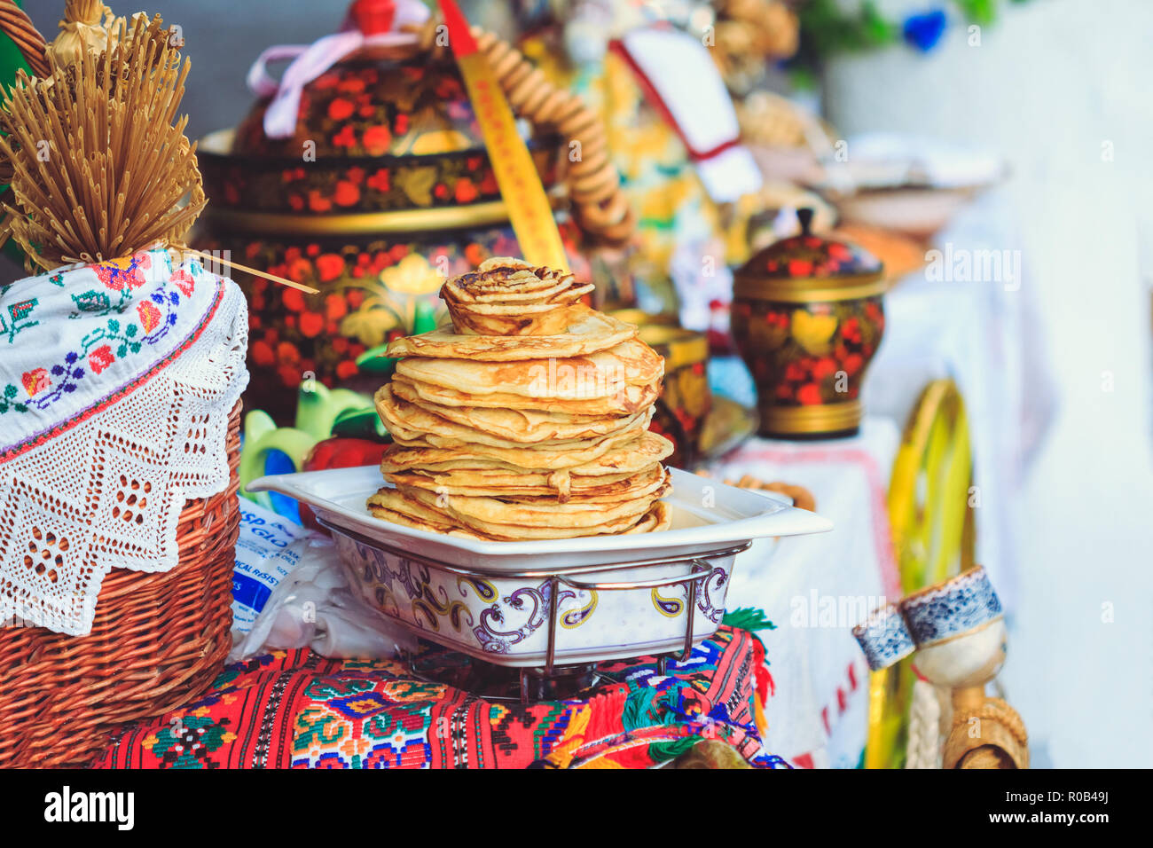 Traditionelle Shop in der Fastnachtswoche mit leckeren Pfannkuchen. Weißrussland Stockfoto