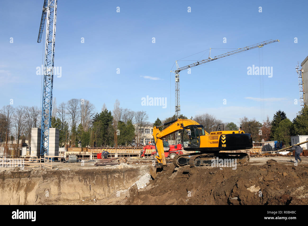 Bagger und Kräne auf der Baustelle Stockfoto