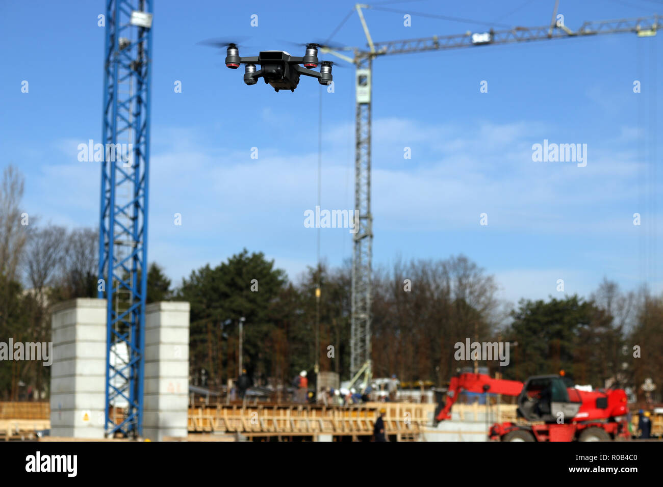 Die Drohne fliegt über die Baustelle der Industrie Stockfoto