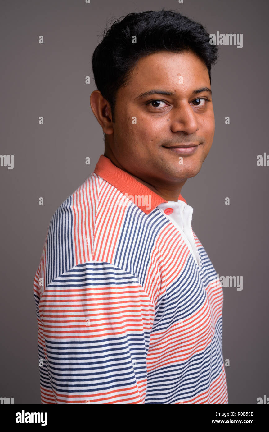 Porträt der jungen indischen Mann gegen grauer Hintergrund Stockfoto