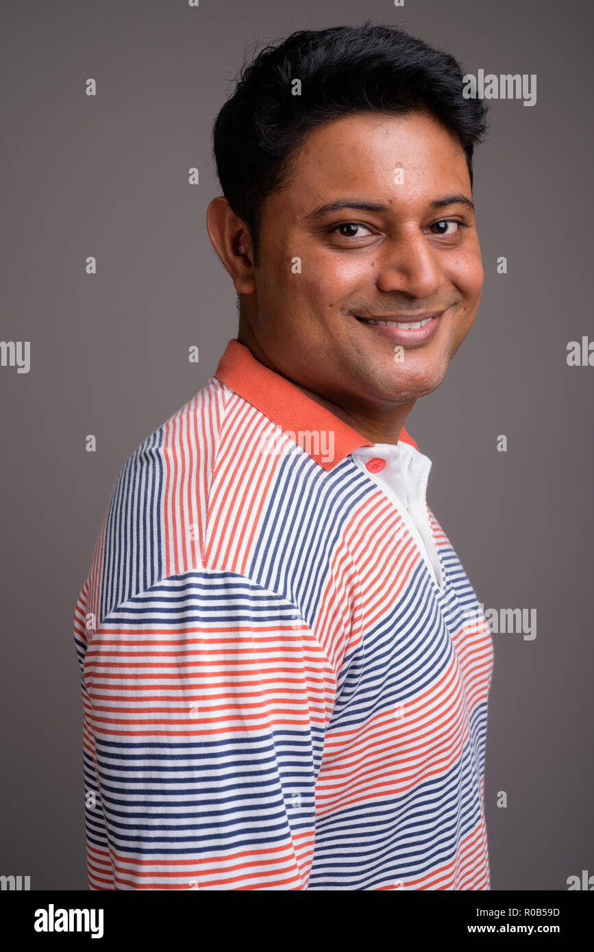 Porträt der jungen indischen Mann gegen grauer Hintergrund Stockfoto