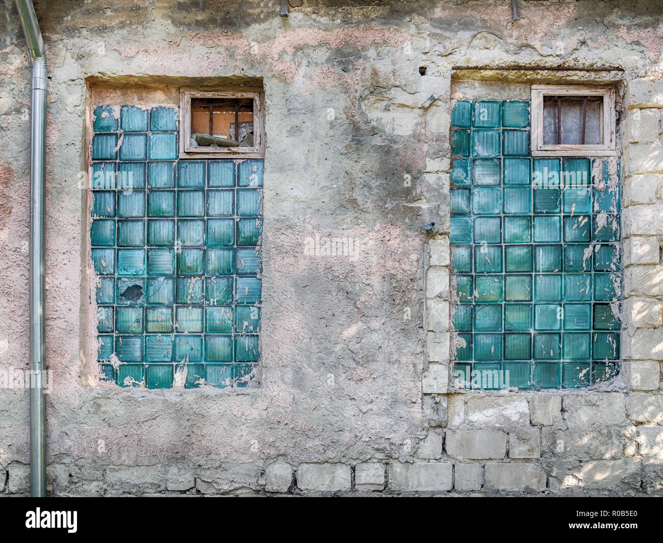 Sehr alten sowjetischen Glasbaustein Windows in der industriellen Zone Stockfoto