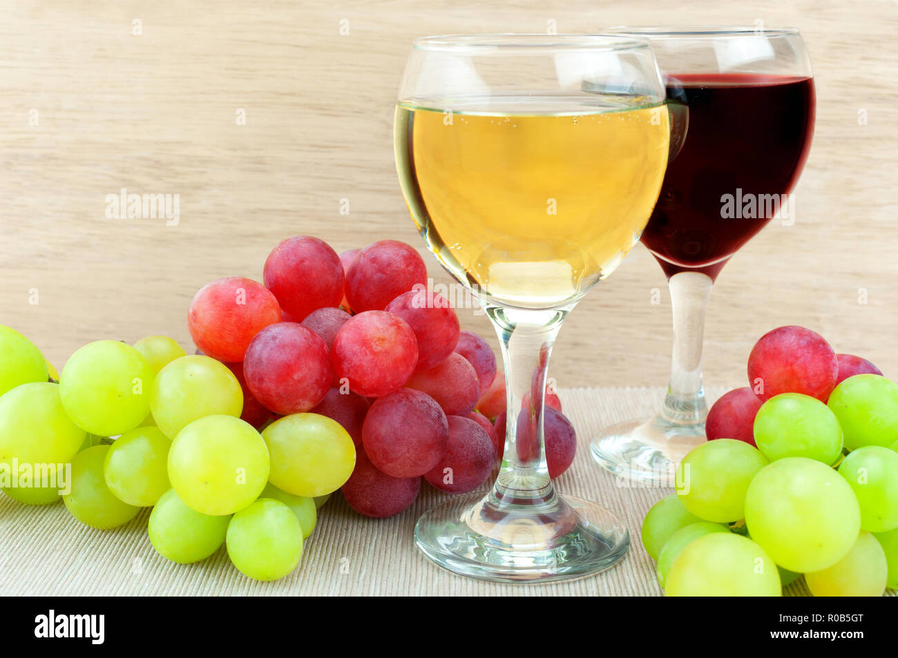 Trauben und Wein auf dem Tisch Stockfoto