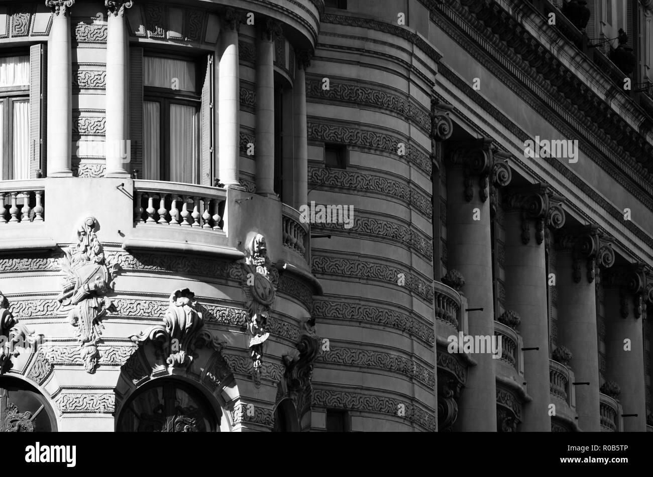 Foto der Details in der Architektur der Stadt Buenos Aires, mit natürlichem Licht. Mit schönen Kontrast zwischen Licht und Schatten. Stockfoto