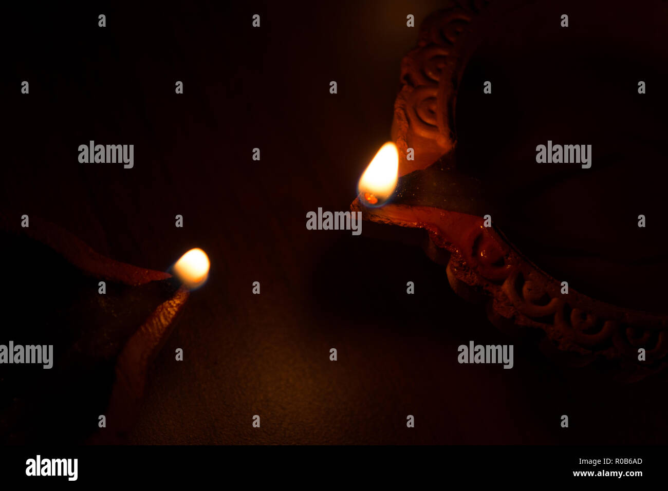 Nahaufnahme von Diwali Terrakotta diyas auf dunklem Hintergrund, die verwendet werden, um das Aufleuchten des Hauses während Diwali mal Stockfoto