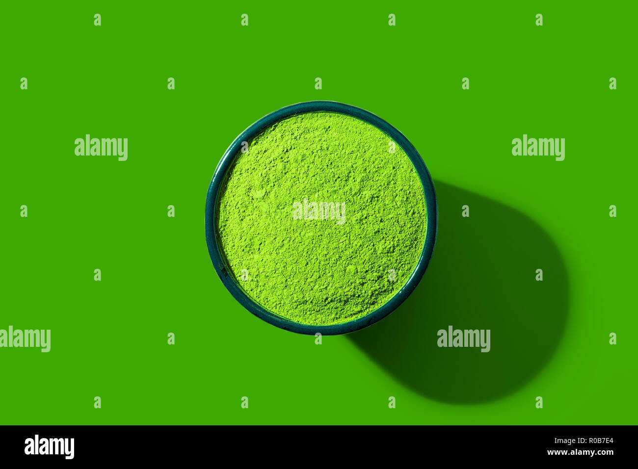 Matcha Grüntee Flach, Ansicht von oben, in einer übertriebenen Pop Art Stil Stockfoto