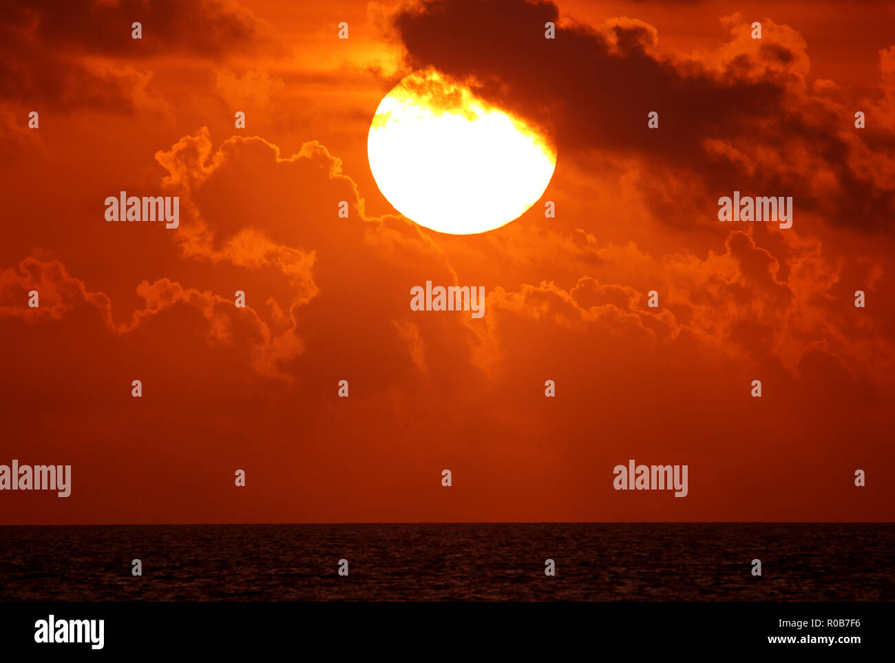 Sonnenuntergang über dem indischen Ozean Stockfoto