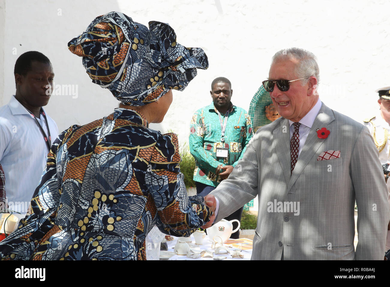 Der Prinz von Wales Gespräche mit einem Gast bei einem Besuch in Osu Castle, auch als Fort Christiansborg in Accra, Ghana bekannt, Am vierten Tag seiner Reise nach Westafrika mit der Herzogin von Cornwall. Stockfoto